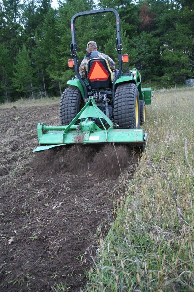 Se tiver um espaço limitado para plantar parcelas de alimentos, pode considerar plantar uma variedade para a primavera e verão, depois arar e plantar outra que seja a melhor para a época de caça de outono.