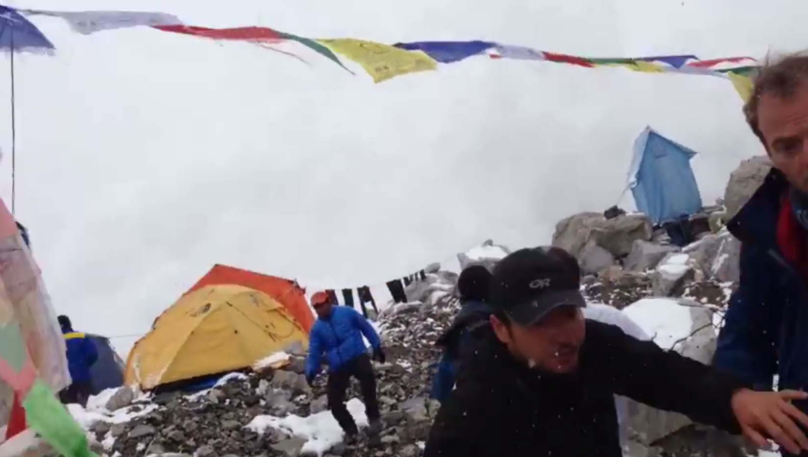 Video Climber Captures Terrifying Everest Avalanche During Nepal Earthquake On Film Outdoorhub