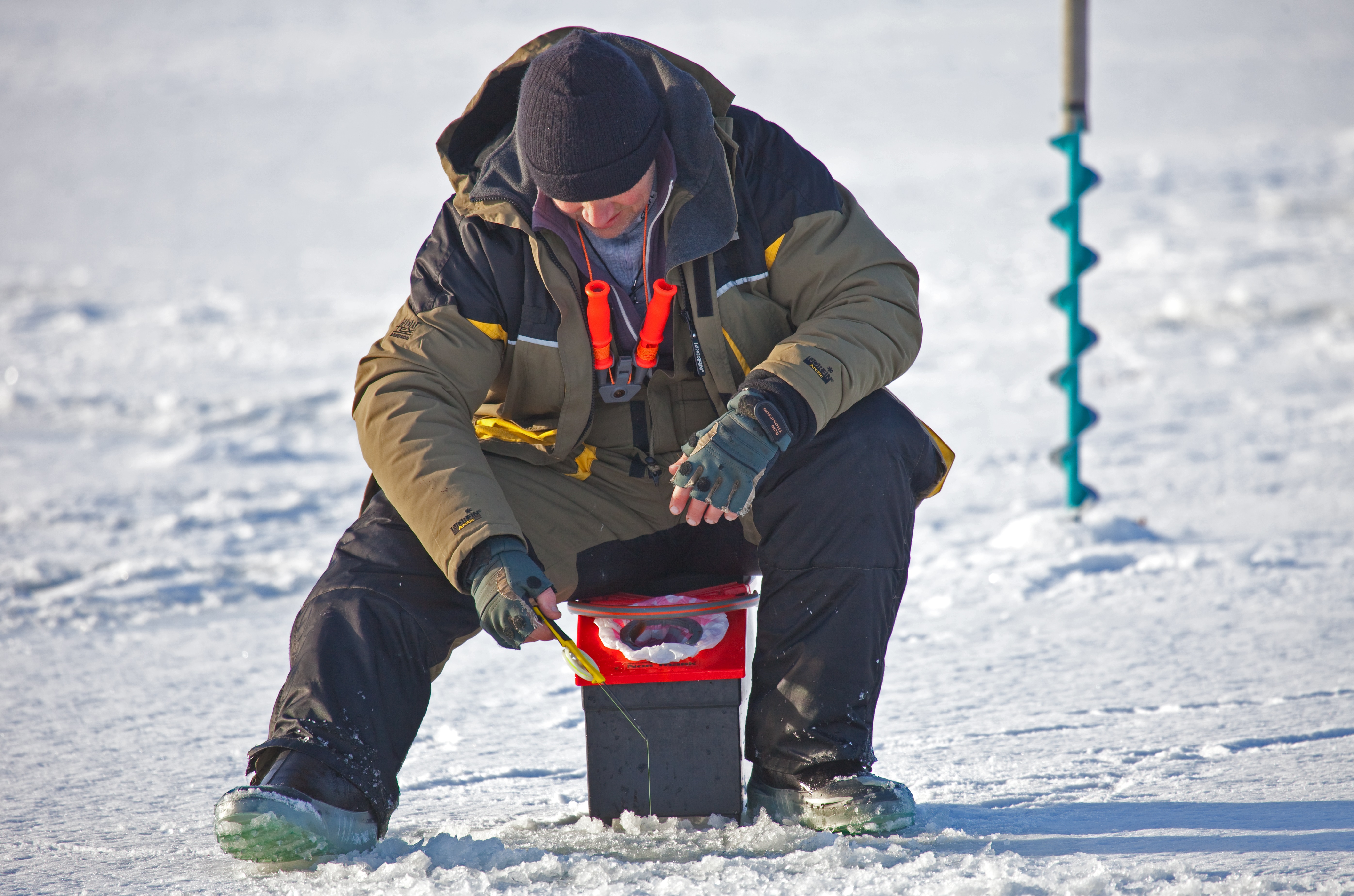 Ice fishing. Зимняя рыбалка. Спасалка для зимней рыбалки. Рыбаки на льду. Зимняя рыбалка на льду.