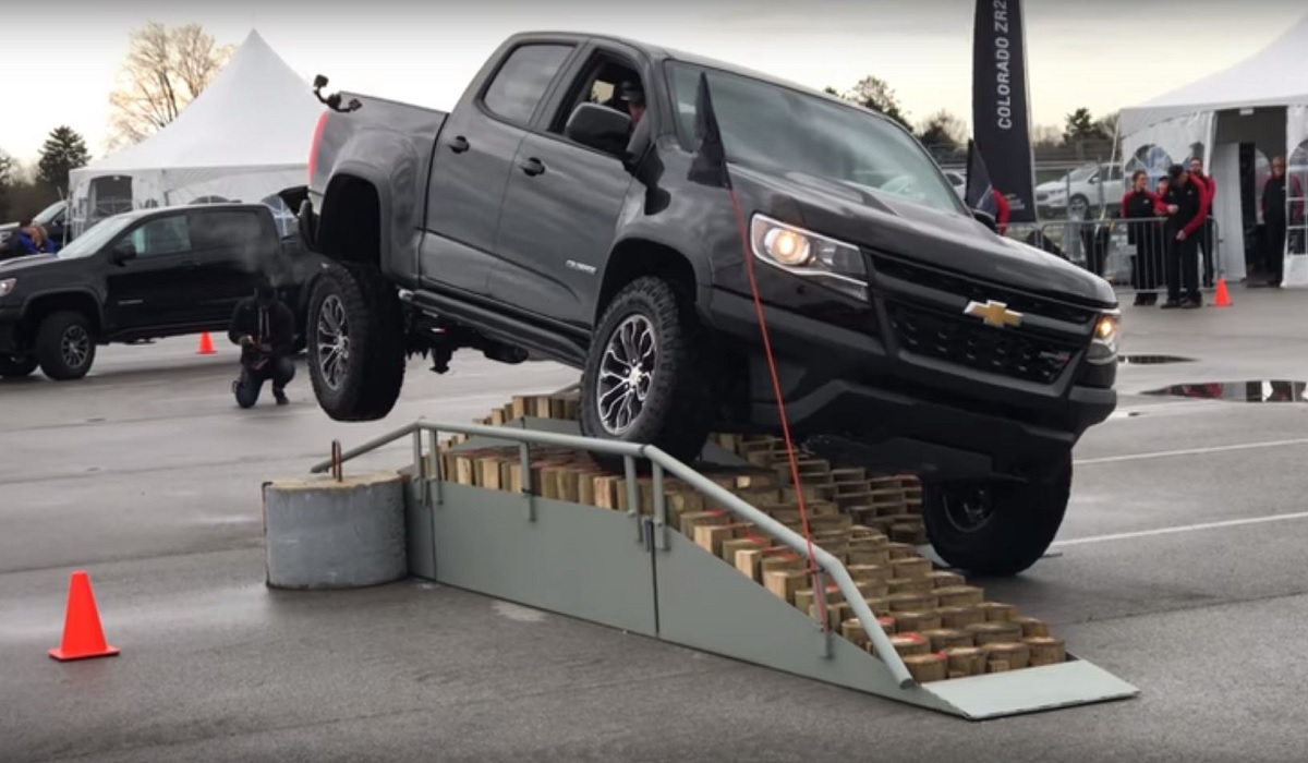 Video: The New Chevy Colorado ZR2 Crushes It In This ... Video: The New Chevy Colorado ZR2 Crushes It In This ...