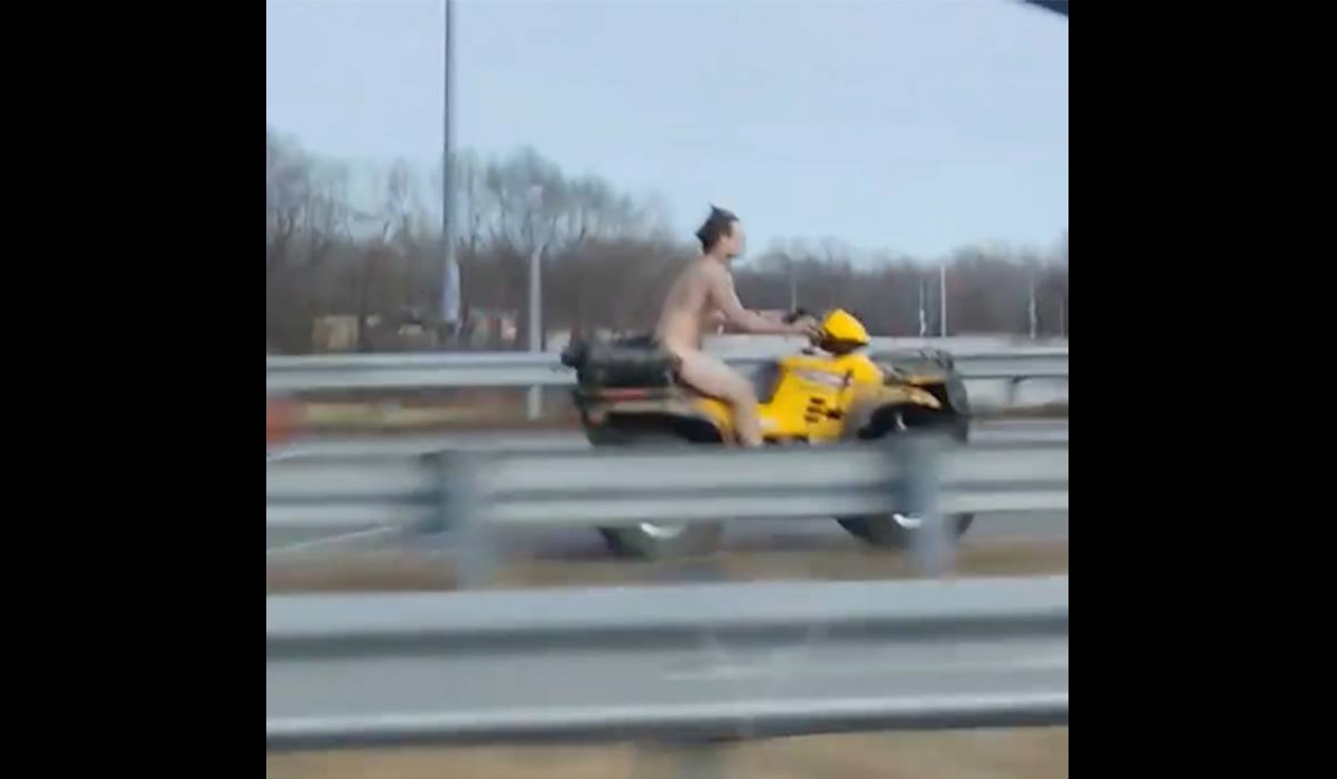 TRENDING - Naked Man Tries To Outrun Police on ATV