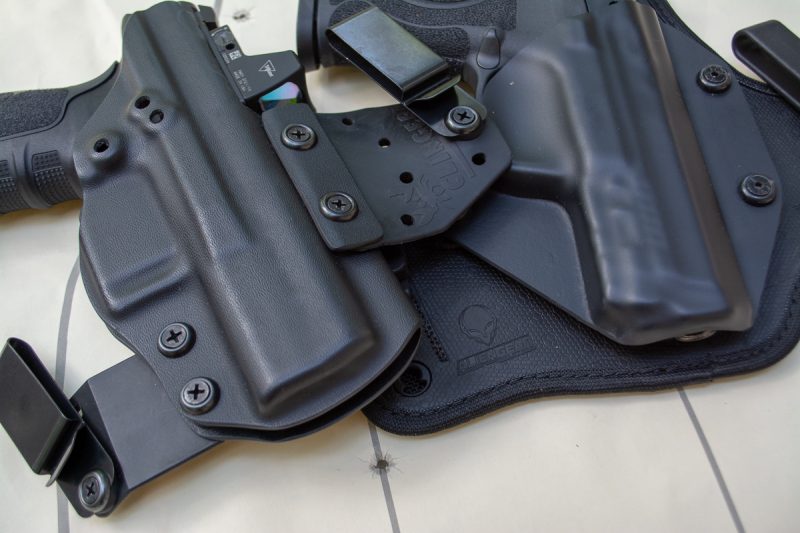 de juiste versnelling maakt het verschil. Twee zeer verschillende oplossingen van Clinger Holsters en Alien Gear vallen de uitdagingen op verschillende manieren. 